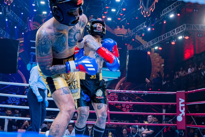 Uus terlihat kalem pada ronde awal adu jotos. Uus tak banyak melayangkan jotos pada ronde pertama tersebut. Ia lebih banyak menunggu dan memilih menghindari pukulan dari Jerix.(Dok HSS 3 Bali) Uus terlihat kalem pada ronde awal adu jotos. Uus tak banyak melayangkan jotos pada ronde pertama tersebut. Ia lebih banyak menunggu dan memilih menghindari pukulan dari Jerix.(Dok HSS 3 Bali)