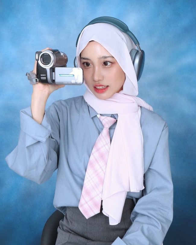 Sejumlah netizen Indonesia yang sudah lama mengikuti keseharian Sabrina Azhar memuji kemampuan aktingnya. Tak sedikit yang pula memuji kecantikannya dan menyebut gadis Malaysia itu mirip aktris Korea, Roh Yoon Seo.Foto: dok. TikTok @jpbrinx