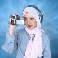 Sejumlah netizen Indonesia yang sudah lama mengikuti keseharian Sabrina Azhar memuji kemampuan aktingnya. Tak sedikit yang pula memuji kecantikannya dan menyebut gadis Malaysia itu mirip aktris Korea, Roh Yoon Seo.Foto: dok. TikTok @jpbrinx