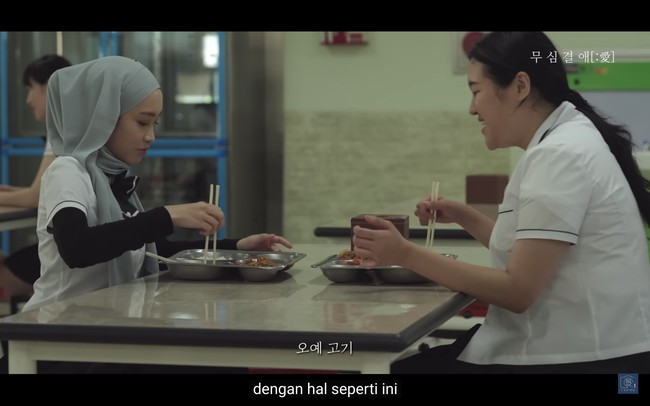 Adegan drama Korea Girl in the Mirror memperlihatkan hijab Sabrina Azhar ditarik teman-teman sekelasnya di Korea Selatan. Karakternya juga menjelaskan makanan yang tidak disembelih atas nama Allah tidak seharusnya dimakan, sesuai ajaran Islam.Foto: dok. TikTok @jpbrinx
