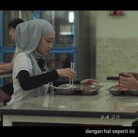 Adegan drama Korea Girl in the Mirror memperlihatkan hijab Sabrina Azhar ditarik teman-teman sekelasnya di Korea Selatan. Karakternya juga menjelaskan makanan yang tidak disembelih atas nama Allah tidak seharusnya dimakan, sesuai ajaran Islam.Foto: dok. TikTok @jpbrinx