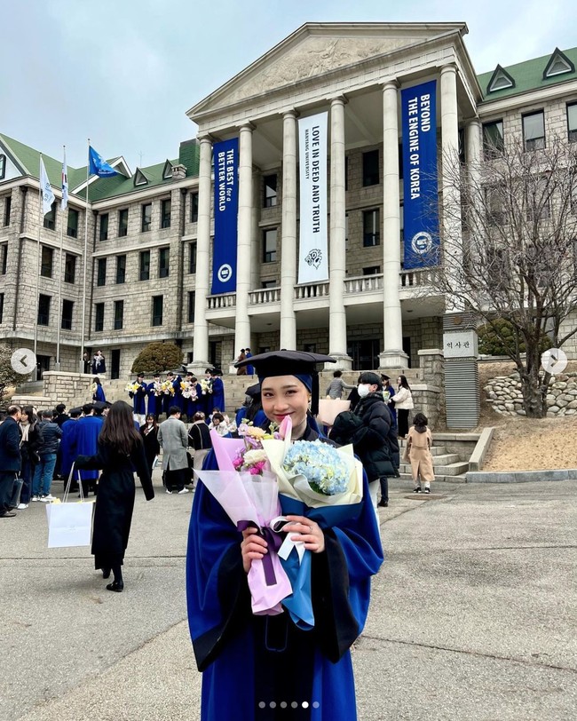 Sabrina Azhar dikenal sebagai content creator asal Malaysia, yang kerap membagikan kehidupannya di Korea Selatan. Dia merupakan lulusan Teknik Mesin di Universitas Hanyang, yang meraih gelar sarjananya bulan Februari tahun ini.Foto: dok. TikTok @jpbrinx