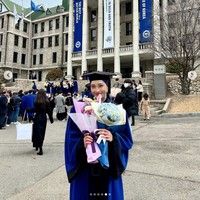 Sabrina Azhar dikenal sebagai content creator asal Malaysia, yang kerap membagikan kehidupannya di Korea Selatan. Dia merupakan lulusan Teknik Mesin di Universitas Hanyang, yang meraih gelar sarjananya bulan Februari tahun ini.Foto: dok. TikTok @jpbrinx