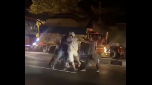 Viral pemotor didorong hingga jatuh gegara adang bus yang lawan arah