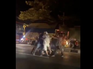 Viral Pemotor Didorong sampai Jatuh-Kendaraan Dibanting Gegara Adang Bus Lawan Arah