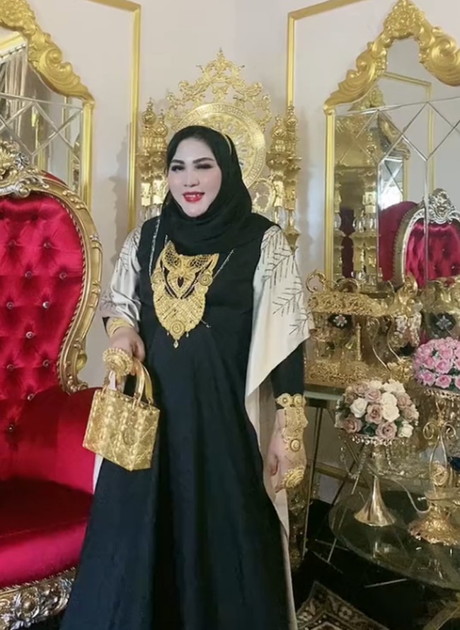 Pebisnis skincare asal Makassar, Mira Hayati, viral karena sering membuat konten dengan memperlihatkan koleksi perhiasan dan aksesori emasnya. Sebagai bos skincare asal Makassar dengan merek, Mh Miracle Whitening Skin, wajah Mira yang ditampilkan di berbagai unggahan TikToknya kerap mendapatkan pujian. Dia disebut memiliki wajah glowing. Foto: Dok. TikTok @mirahayati91.