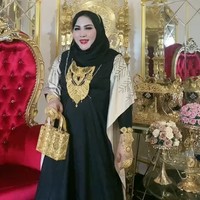 Pebisnis skincare asal Makassar, Mira Hayati, viral karena sering membuat konten dengan memperlihatkan koleksi perhiasan dan aksesori emasnya. Sebagai bos skincare asal Makassar dengan merek, Mh Miracle Whitening Skin, wajah Mira yang ditampilkan di berbagai unggahan TikToknya kerap mendapatkan pujian. Dia disebut memiliki wajah glowing. Foto: Dok. TikTok @mirahayati91.