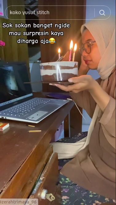 Wanita dicuekin saat beri kejutan kue ulang tahun untuk kekasihnya.