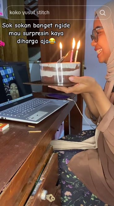 Wanita dicuekin saat beri kejutan kue ulang tahun untuk kekasihnya.