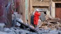 Warga terpaksa mengungsi karena rumahnya telah rusak akibat gempa bumi tersebut. Reuters/Hannah McKay.