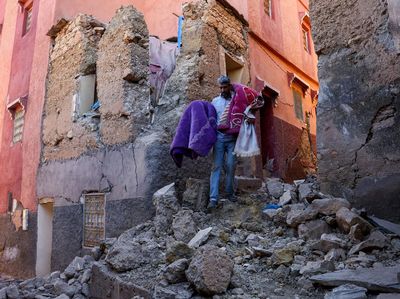 Mengais Sisa Harta Benda Imbas Gempa Maroko