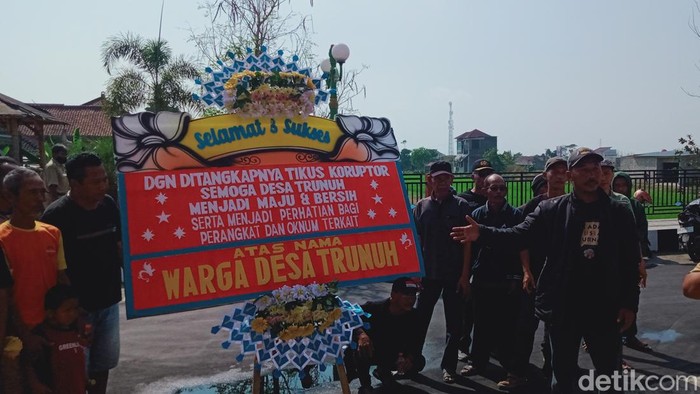 Warga Trunuh, Klaten Selatan, Klaten mendatangi kantor desa, Senin (11/9/2023).