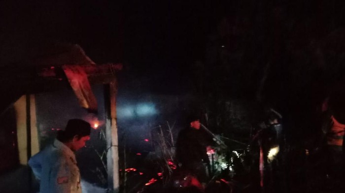 2 rumah warga di Sinjai hangus terbakar.