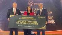 Presiden Direktur AIA Sainthan Satyamoorthy bersama Chief Marketing Officer AIA Kathryn Parapak dan Direktur Keagenan AIA Kevin Kwon berfoto bersama saat peluncuran AIA Altitude, loyalty program AIA pertama yang melengkapi asuransi jiwa tradisional AIA Platinum Treasure untuk nasabah high net worth di The Langham, Jakarta, Selasa (12/09/2023).