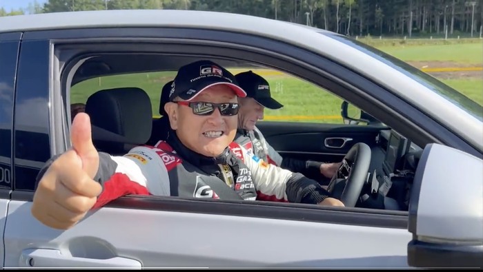 Akio Toyoda mengemudikan Honda HR-V
