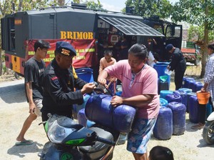 Bojonegoro Terdampak El Nino, Brimob Dropping Air Pakai Water Cannon