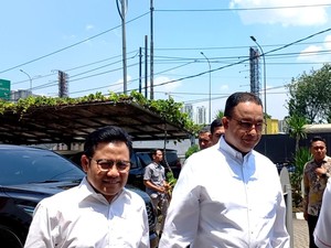 Kompak Berbaju Putih, Anies-Cak Imin Tiba di DPP PKS