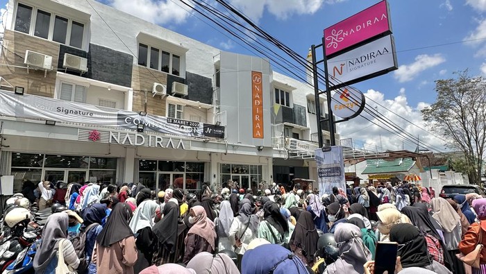 Antrean di Nadiraa Hijaab