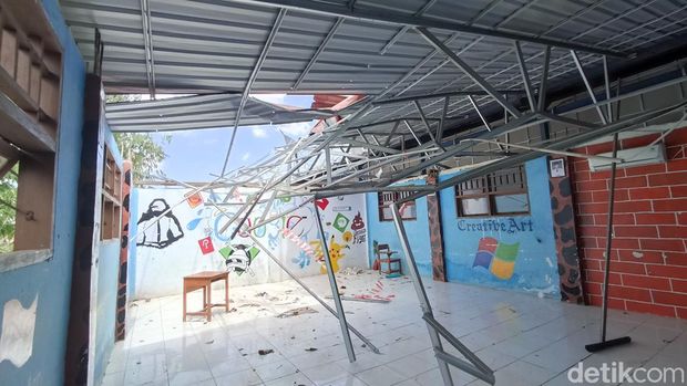 Atap ruang kelas SMK Laniang Makassar rusak diterjang angin kencang.