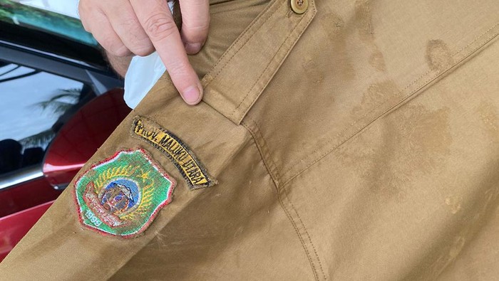 Baju Kepala DLH Maluku Utara Fachruddin Tukuboya digosok lumpur saat menemui mahasiswa demo terkait pencemaran Sungai Sagea. Dokumen Istimewa