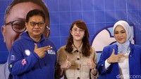 Mantan Ketua DPP PSI Tsamara Amany juga hadir langsung dalam pengumuman bergabungnya Anggara, Idris, dan Jovin tersebut.  