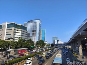Demi Langit Biru, Jakarta Diguyur 70.500 Liter Air untuk Bilas Polusi Udara