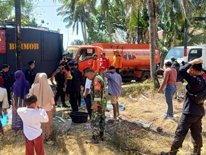 Brimob Distribusikan Air ke Desa di Pamekasan yang Dilanda Kekeringan