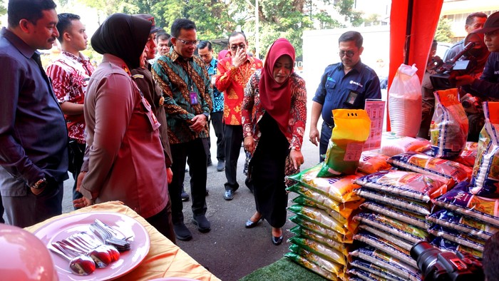 Bupati Mojokerto Beli Beras