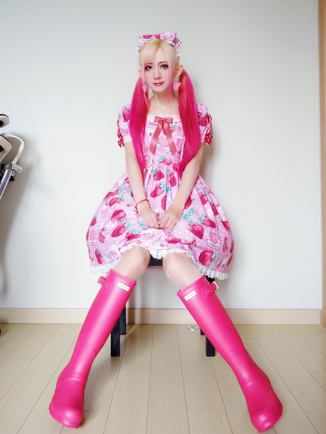 Selain kepuasan, berbusana feminin membuat D-Jiang mengerti wanita. Ketika aku berdandan seperti wanita sehari-hari, aku bisa merasakan ketidaknyamanan yang dirasakan wanita. Menjadi wanita artinya hadir dengan serangkaian masalah dan persoalan, tutur D-Jiang. Foto: Twitter D-Jiang