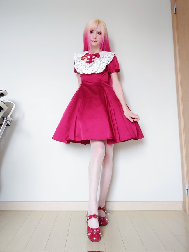 Mengetahui dirinya jadi perbincangan, D-Jiang mengaku tidak mempedulikan komentar miring. Jika aku suka gaya Lolita maka aku harus mengenakannya sendiri. Selain itu, aku sudah membeli banyak dress dengan gaya itu mengapa tidak dipakai? katanya kepada majalah New People. Foto: Twitter D-Jiang