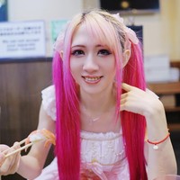 Pilihan berbusananya yang unik ternyata bukan tanpa alasan. D-Jiang mengaku mulai berpakaian demikian setelah mengalami sebuah kejadian tragis pada 2019 di mana beberapa keluarganya meninggal dunia begitu juga dengan peliharaan kesayangan selama 10 tahun. Ketika itu, ia menyadari bahwa hidup terlalu singkat dan berharga lalu mulai melakukan berbagai hal sesuai keinginan hati. Foto: Twitter D-Jiang