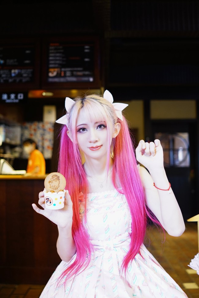 Atas usahanya tampil cantik, banyak orang yang mengira D-Jiang berjenis kelamin wanita. Tapi sebenarnya D-Jiang adalah pria yang bahkan sudah memiliki istri. Foto: Twitter D-Jiang