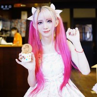 Atas usahanya tampil cantik, banyak orang yang mengira D-Jiang berjenis kelamin wanita. Tapi sebenarnya D-Jiang adalah pria yang bahkan sudah memiliki istri. Foto: Twitter D-Jiang