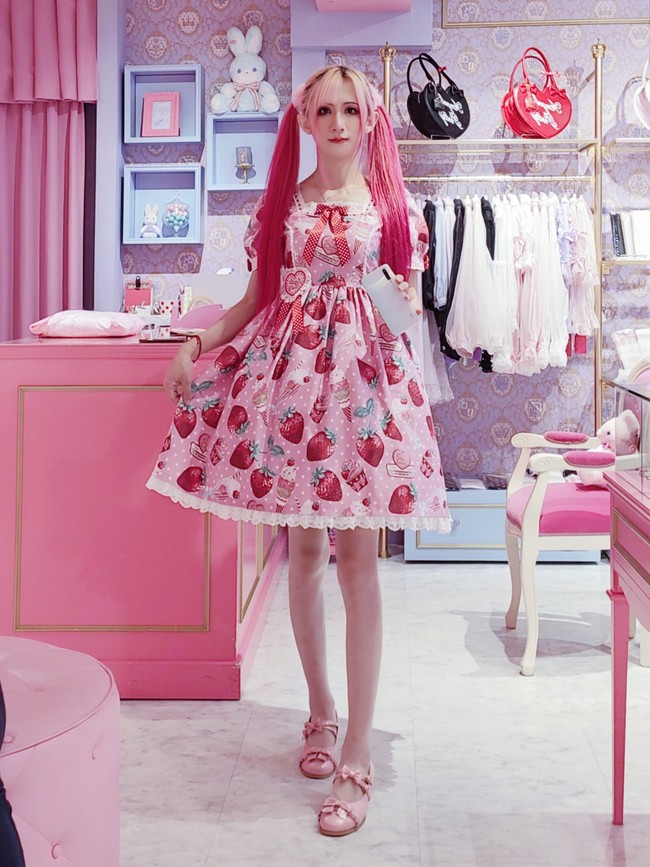 Berpenampilan cantik, termasuk mengenakan busana yang menawan, memang bisa menambah semangat kerja. Seorang pegawai yang dikenal sebagai D-Jiang pun jadi sorotan di media sosial karena setiap hari ke kantor dengan dress Lolita. Awalnya dikira wanita muda, ia mengejutkan publik setelah identitas aslinya terungkap. Foto: Twitter D-Jiang