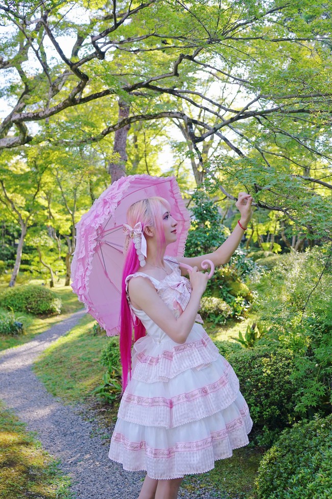 D-Jiang adalah seorang programmer komputer asal China yang jadi viral karena gaya ke kantornya. Berbeda dengan kebanyakan orang yang memilih berpakaian formal, ia malah memakai dress bergaya Lolita dan Gothic ala Harajuku. Foto: Twitter D-Jiang