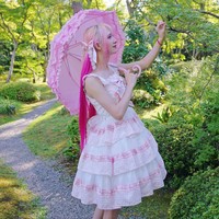 D-Jiang adalah seorang programmer komputer asal China yang jadi viral karena gaya ke kantornya. Berbeda dengan kebanyakan orang yang memilih berpakaian formal, ia malah memakai dress bergaya Lolita dan Gothic ala Harajuku. Foto: Twitter D-Jiang