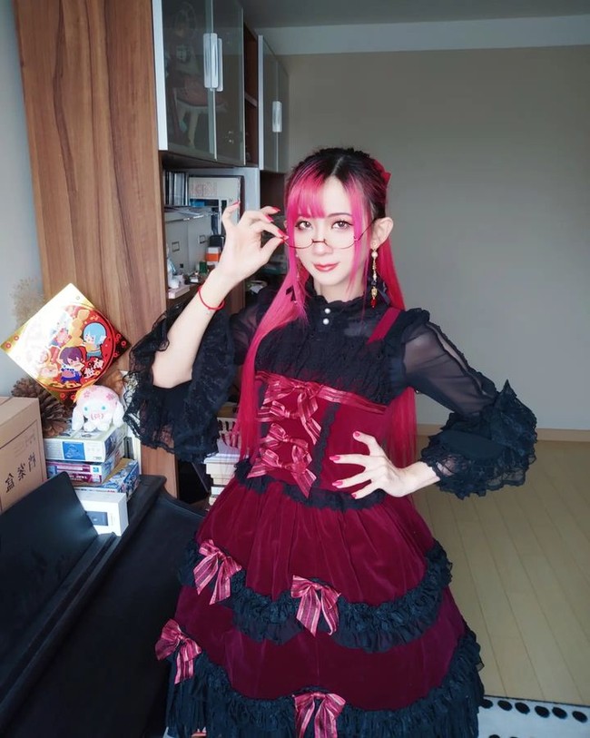 Selama dua tahun belakangan, ia berdandan seperti datang ke acara cosplay meski butuh waktu paling tidak dua jam untuk tampil demikian. Foto: Twitter D-Jiang