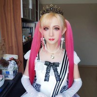 Pria 36 tahun tersebut sebenarnya menolak dibilang mengenakan busana wanita karena menurutnya fashion tidak mengenal gender. Aku percaya busana tidak mengenal gender. Ketika aku pakai dress, itu tidak berarti bahwa aku memakai busana wanita. Seorang dress hanyalah sebuah dress, katanya. Foto: Twitter D-Jiang