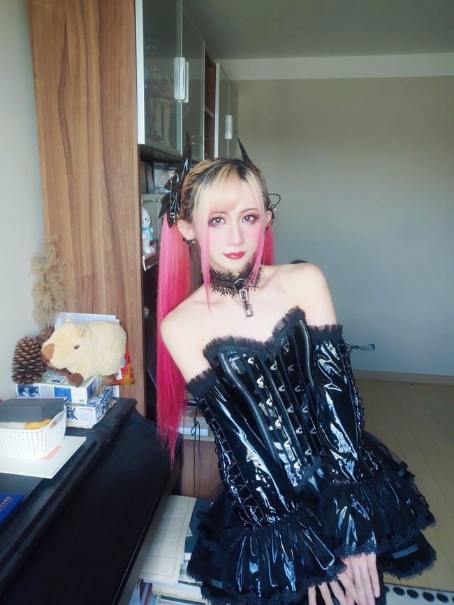 Bagaimana tanggapan pasangan? Istri D-Jiang ternyata juga menyukai fashion Lolita sehingga tidak masalah dengan gaya sang suami bahkan sering membantunya memakai makeup dan berbagi busana. Foto: Twitter D-Jiang