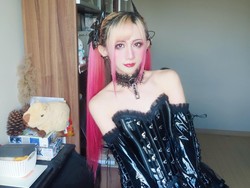 Potret Viral Pekerja Tiap Hari Pakai Dress Lolita, Sosok Aslinya Ternyata..