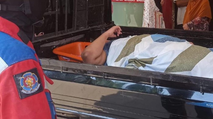 Damkar evakuasi wanita berbobot 200 Kg di Jaksel ke RS (dok. Instagram humasjakfire)