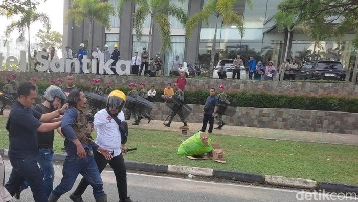 Demo berujung bentrokan di Batam