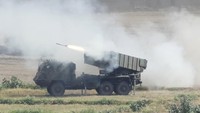 Peluncur roket ganda TNI Angkatan Darat menembak sasaran. Latma Super Garuda Shield 2023 diikuti 2.810 prajurit TNI dan 2.165 militer dari negara-negara sahabat di kawasan Indo Pasifik. AP/Tatan Syuflana