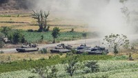 Tank Angkatan Darat Australia dan Indonesia mengikuti latihan militer multinasional Super Garuda Shield di Baluran, Jawa Timur, Senin (11/9/2023). Latihan Bersama (Latma) Super Garuda Shield 2023 menjadi kegiatan latihan multinasional terbesar yang digelar di Indonesia. Latma ini melibatkan prajurit di tiga matra TNI dan militer negara-negara di kawasan Indo Pasifik. AP/Tatan Syuflana