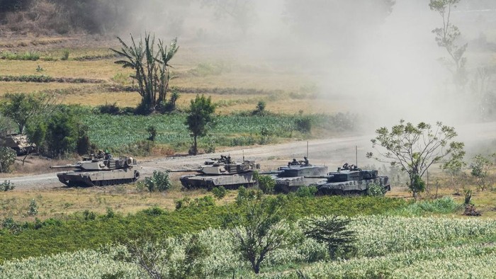 Deretan Alutsista Canggih Dikerahkan dalam Latihan Super Garuda Shield 2023 Australian and Indonesian Army tanks take part in Super Garuda Shield multi-national military exercises in Baluran, West Java, Indonesia, Monday, Sept. 11, 2023. Thousands of soldiers from the United States, Indonesia, Australia and other allied forces demonstrated their armor capabilities in combat drills on the Indonesian island of Java at a time of increased Chinese aggression in the region. (AP Photo/Tatan Syuflana)