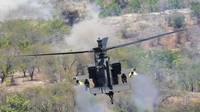 Helikopter serang TNI Angkatan Darat menyerang sasaran saat latihan. Latihan ini diselenggarakan di Pusat Latihan Tempur (Puslatpur) 5 Marinir Karang Tekok, Bandara Blimbingsari Banyuwangi, Lapangan Grati Banyuwangi, Lanud Juanda, Bengko Alas, Dodiklatpur Kodam V/Brawijaya, dan Desa Sumber Rejo. AP/Tatan Syuflana