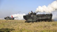 Kendaraan lapis baja Marinir Indonesia meluncur di pantai saat operasi pendaratan amfibi. Alutsista yang digunakan Super Garuda Shield Tahun 2023 di antaranya Himars, Astros, RM 70 Vampire, Meriam 105/M119/Kh178/Lg1, Apache, F-16, Leopard/Abram, Javeline/Instalansa/C90, Mortir 60, Mortir 81, Machine Gun, Ss2-V4, Rantis Atav, F-16, C-130 Hercules, LPD/LST, Tank, Ranpur Lvt-7, HOW 105, MLRS, Grader, Oplager, Bell 412, Arv. 8. AP/Trisnadi