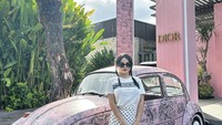 Tak hanya aktif berolahraga tinju, DJ ini juga beberapa kali membagikan momennya saat kulineran seru hingga pergi ke kafe lucu. Foto: Instagram @dinar_candy
