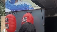 Salah satunya ketika DJ kelahiran 1993 itu tampak asik menyantap bakso berkuah segar. Foto: Instagram @dinar_candy