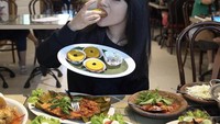 Dinar Candy juga sempat mampir ke sebuah restoran Indonesia. Di sana ia memesan banyak makanan, mulai dari sate, ayam goreng ikan, hingga kue tradisional. Foto: Instagram @dinar_candy